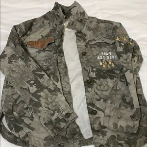 Green jacket with writings and cute details.